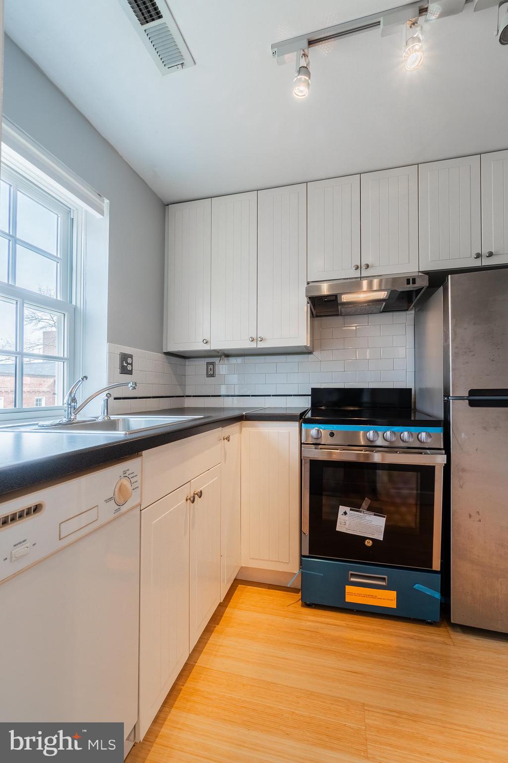 COLONIAL VILLAGE - Residential Lease