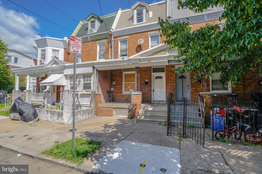 Huge 3 story  5 bed 1 bath close to Frankford Hospital
. Property was last used as rental and could use some updating. Price reflects condition