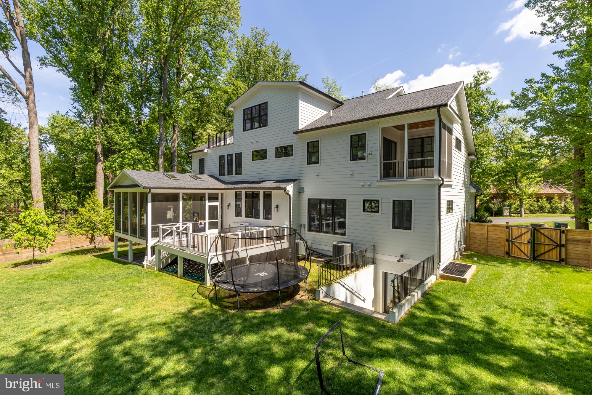 LUXMANOR - Residential