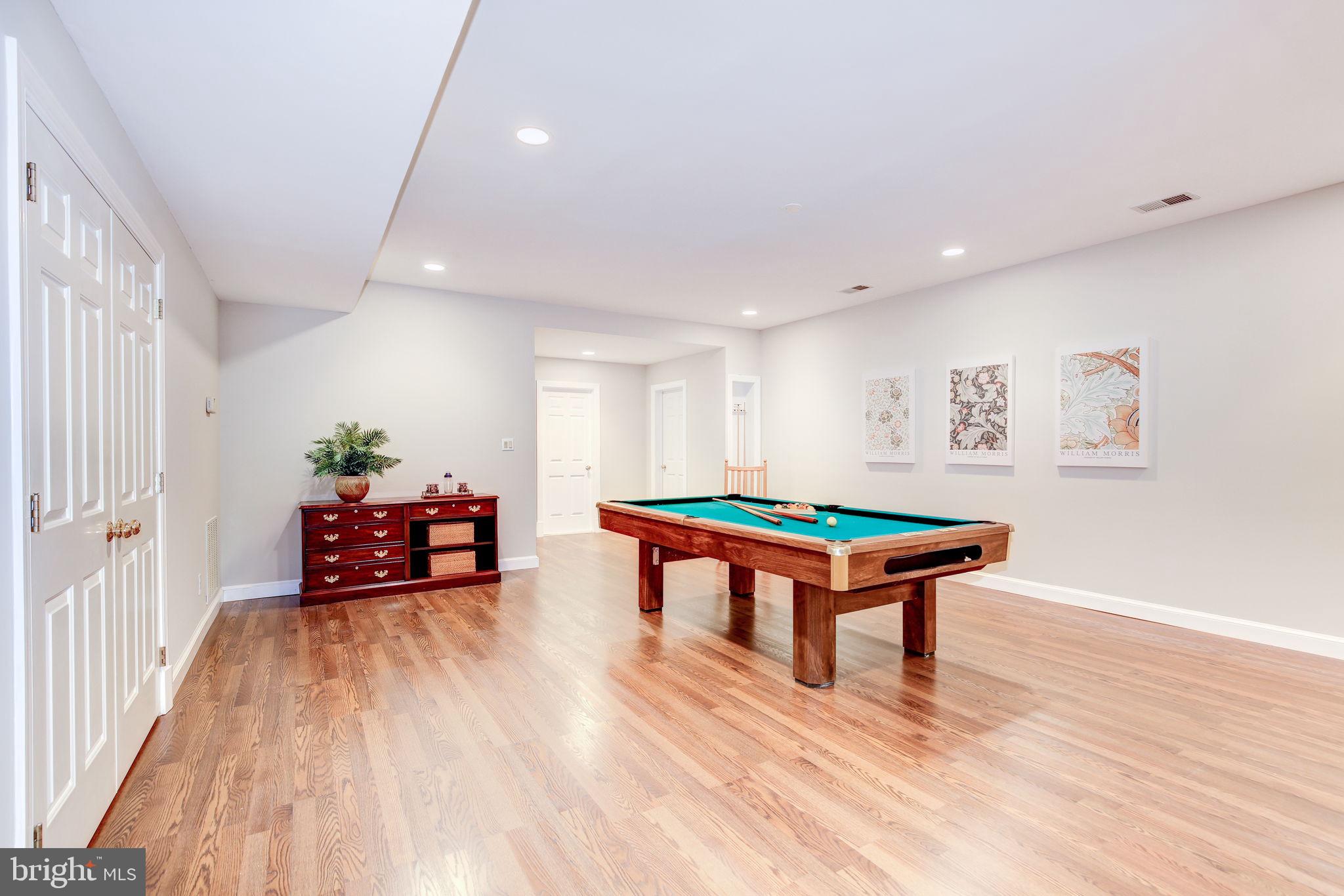 WILLIAMSBURG GARDENS - Residential