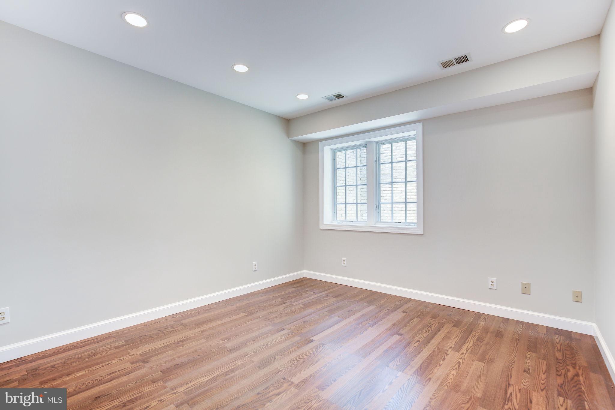 WILLIAMSBURG GARDENS - Residential