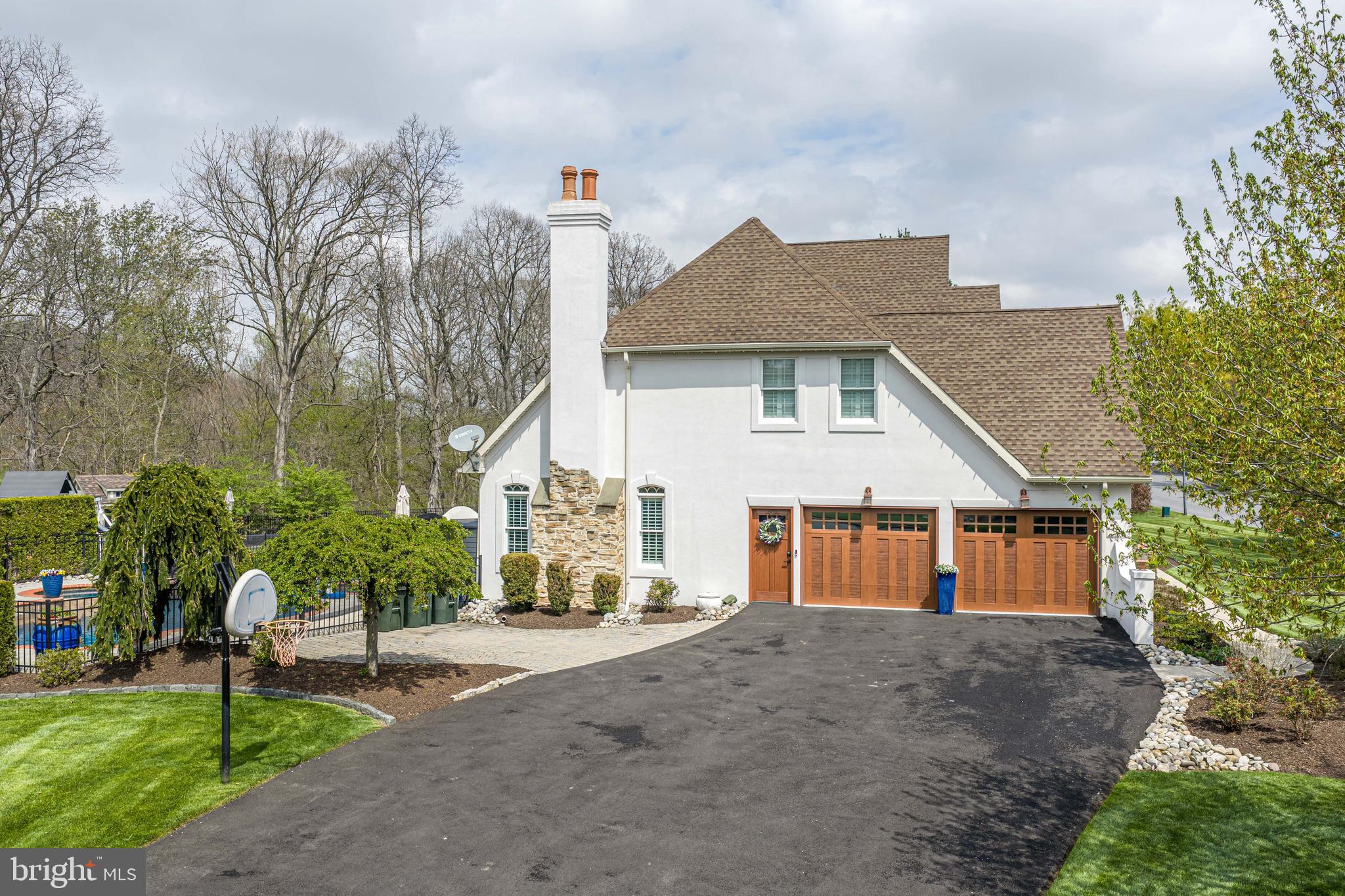 7637 LONGWOOD DRIVE