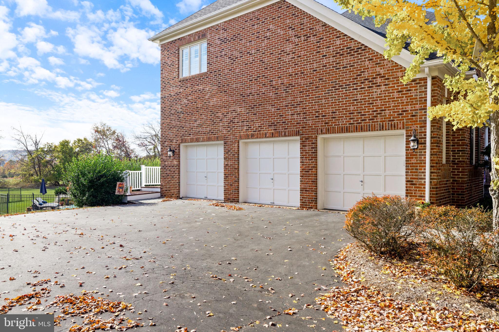 EMERALD PARK ESTATES - Residential