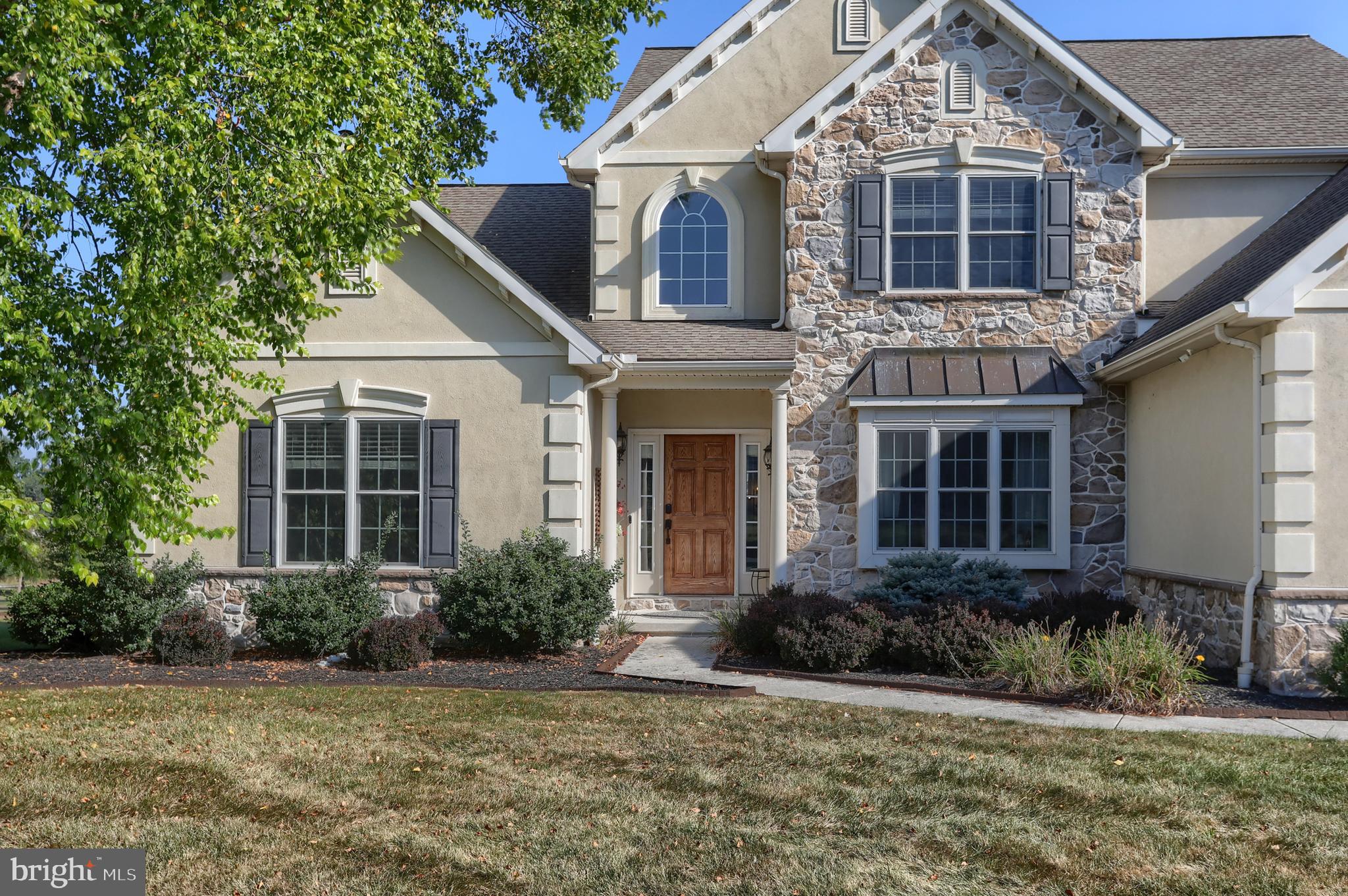 932 MEADOWOOD CIRCLE