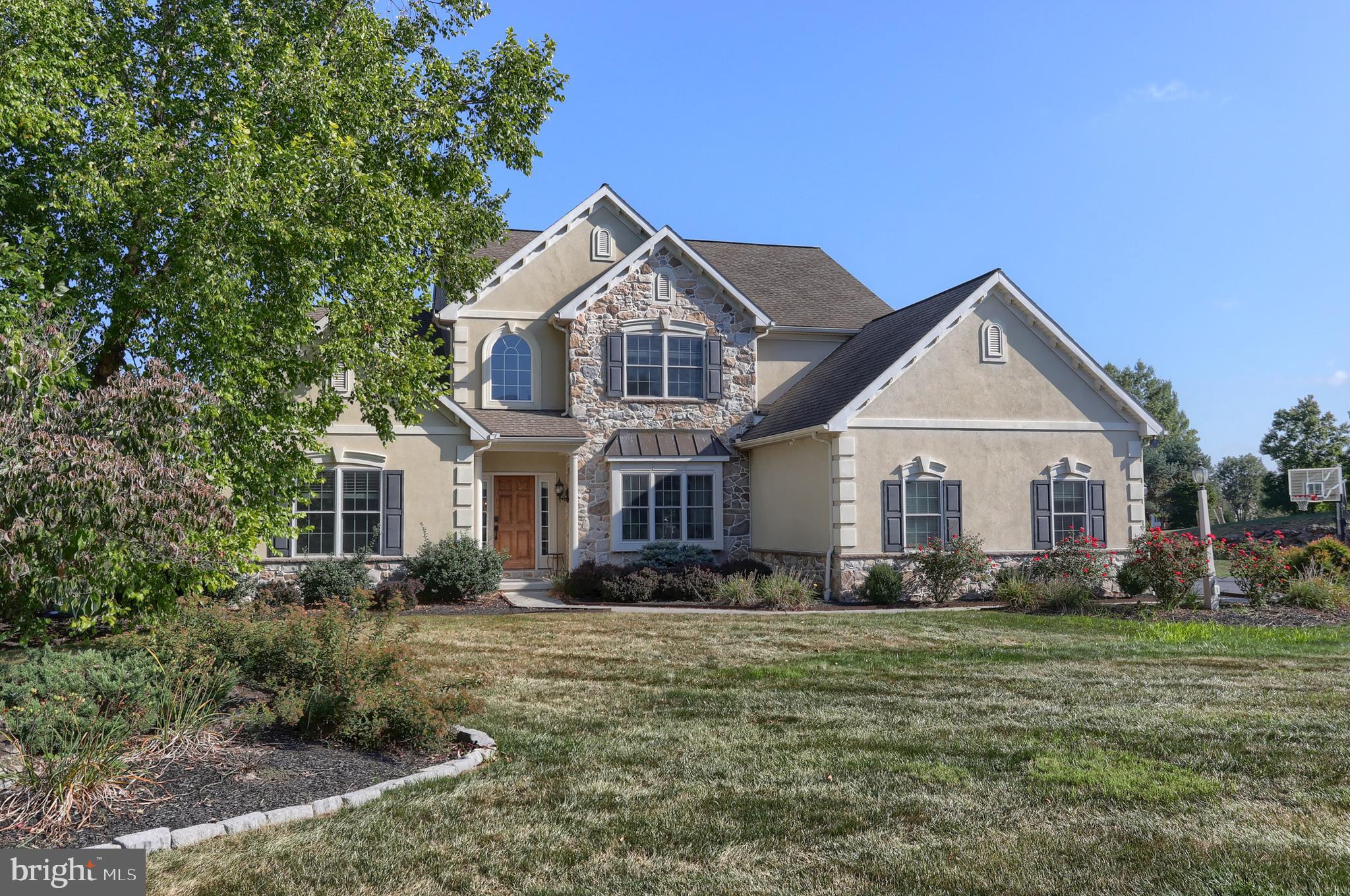 932 MEADOWOOD CIRCLE