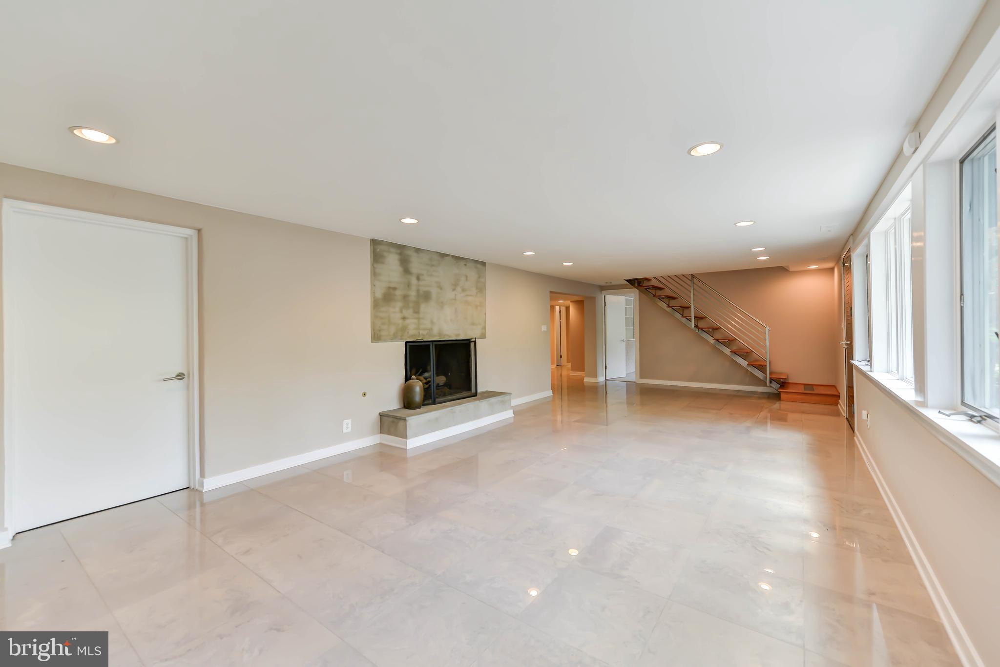 LAKE BARCROFT - Residential