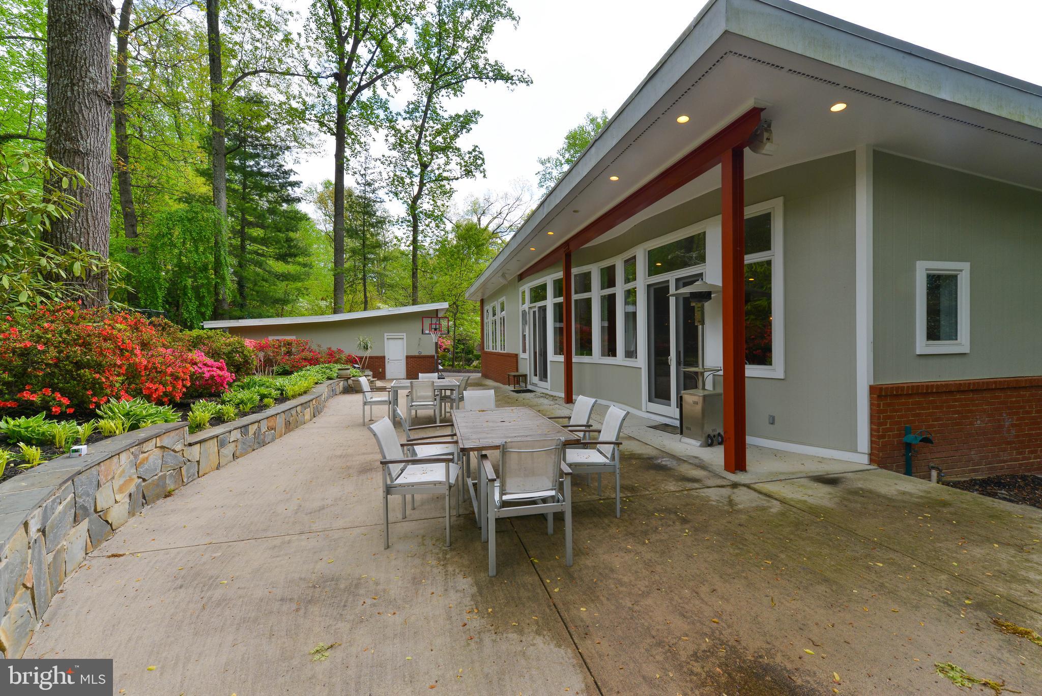 LAKE BARCROFT - Residential