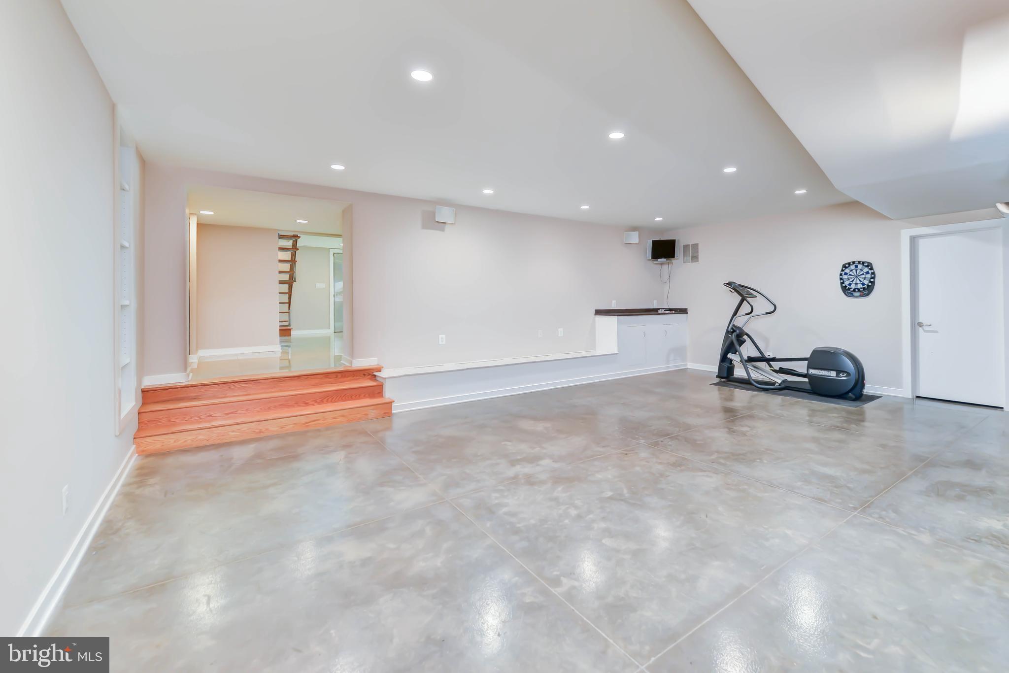 LAKE BARCROFT - Residential