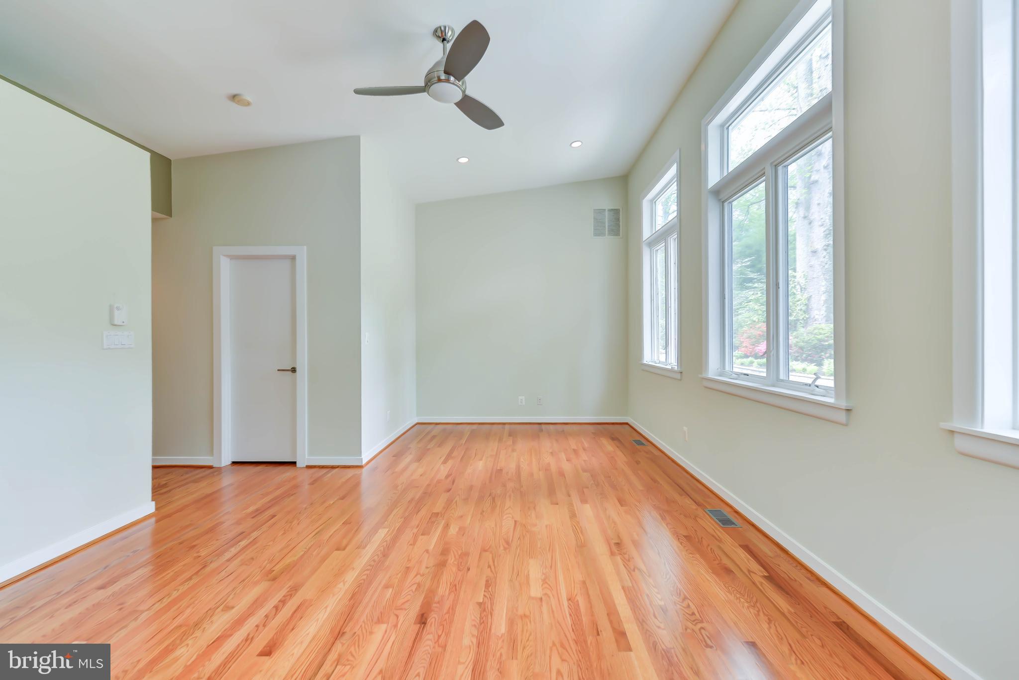 LAKE BARCROFT - Residential