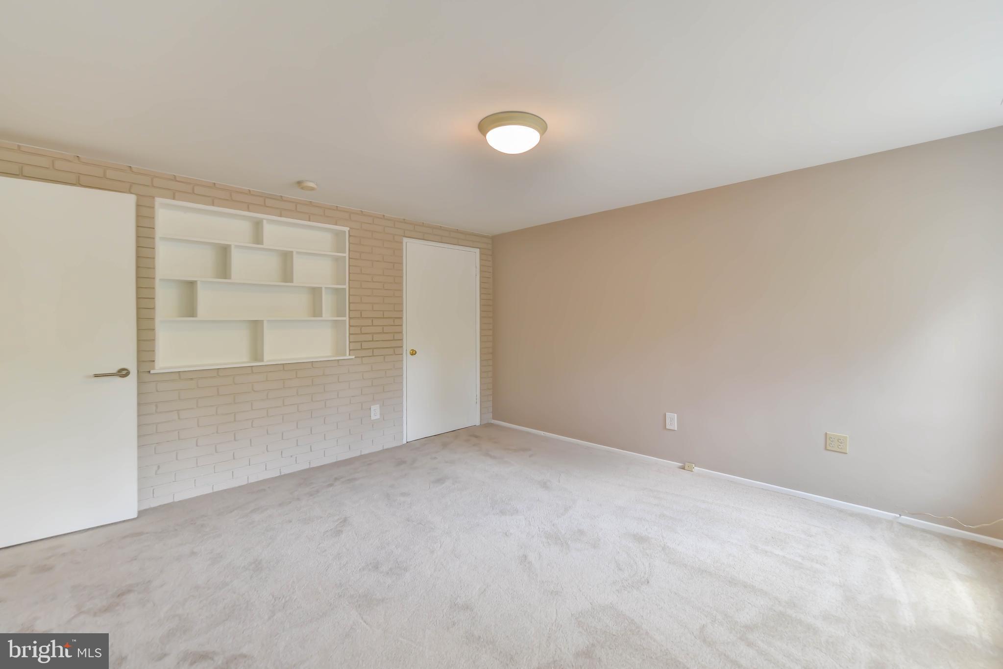 LAKE BARCROFT - Residential