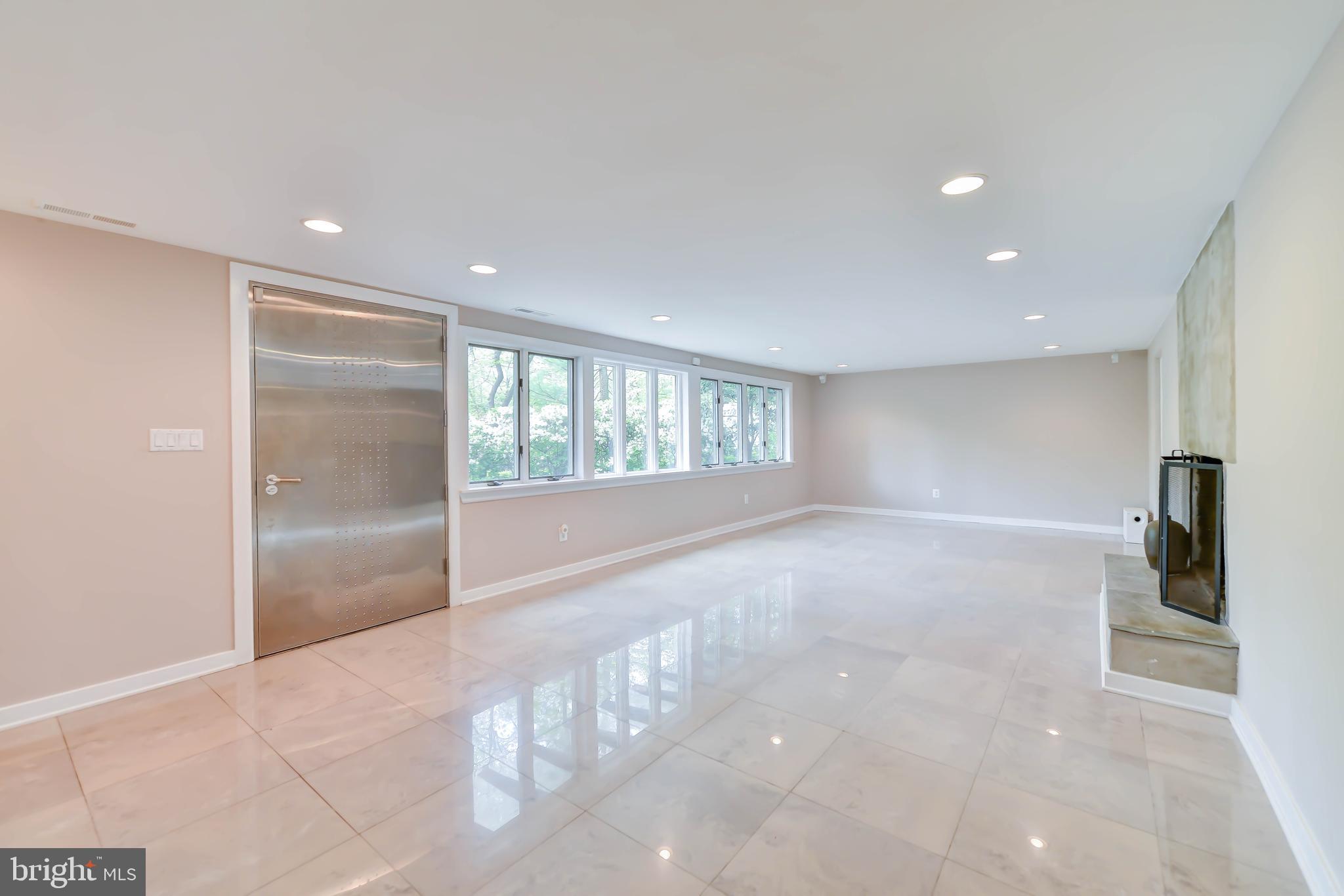 LAKE BARCROFT - Residential