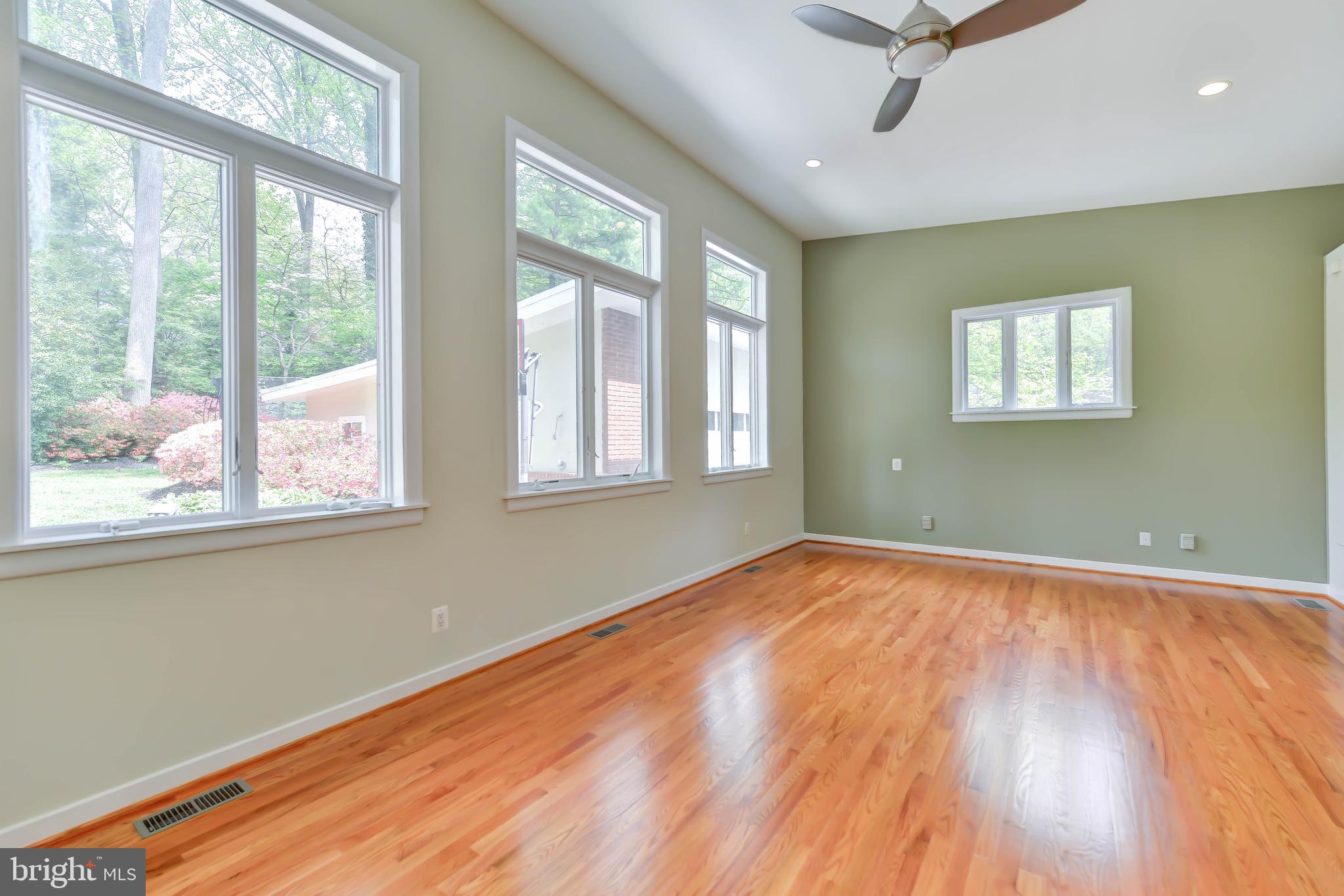 LAKE BARCROFT - Residential