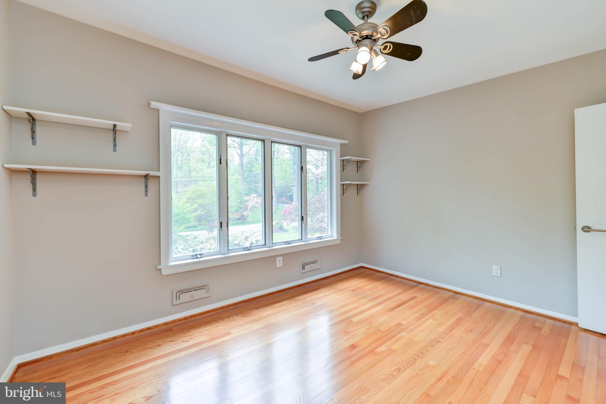 LAKE BARCROFT - Residential