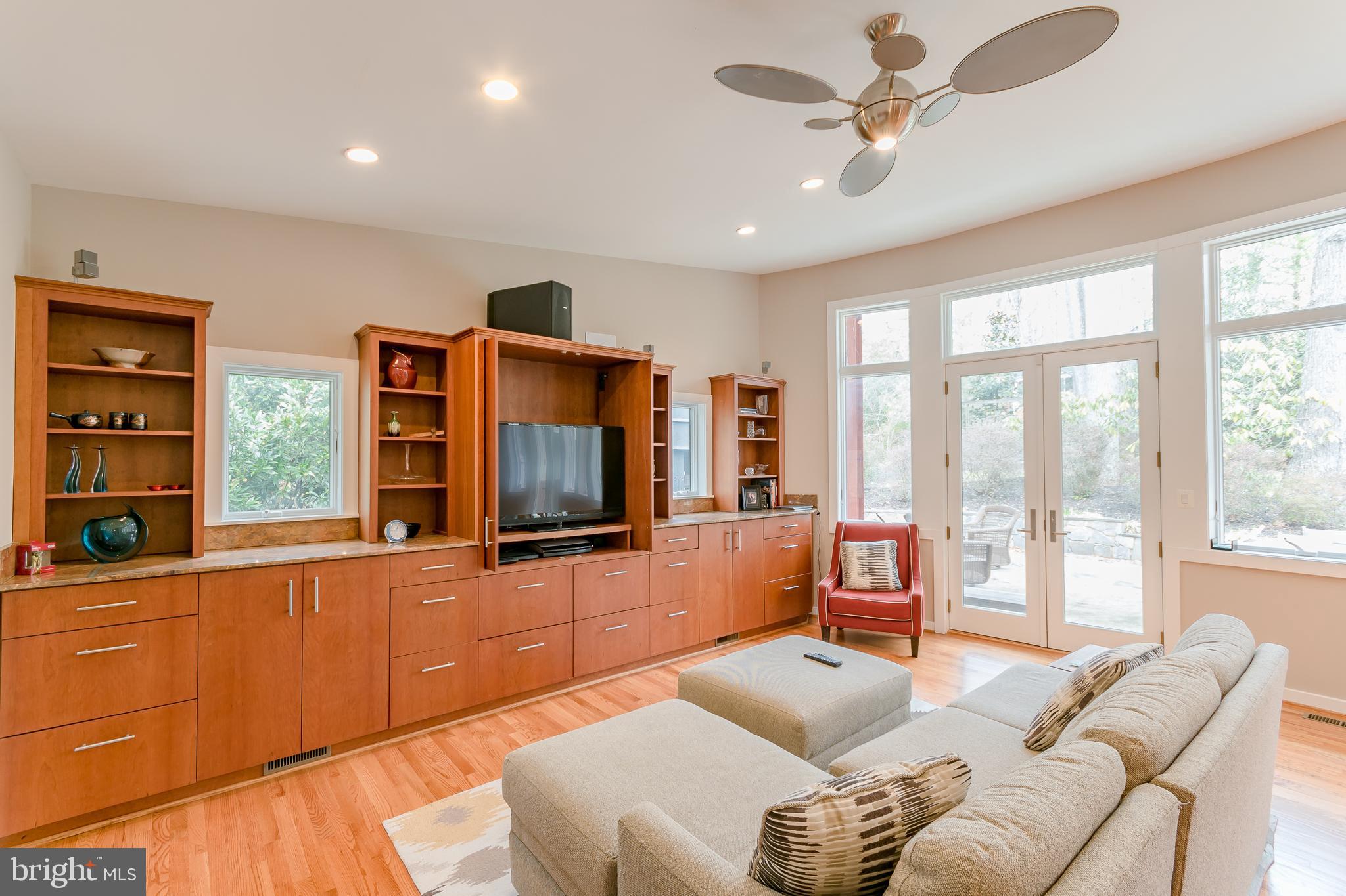 LAKE BARCROFT - Residential