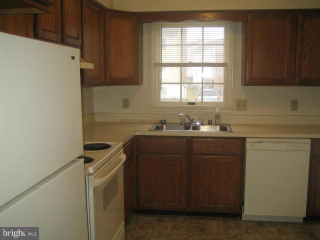 LEEDS SQUARE - Residential Lease