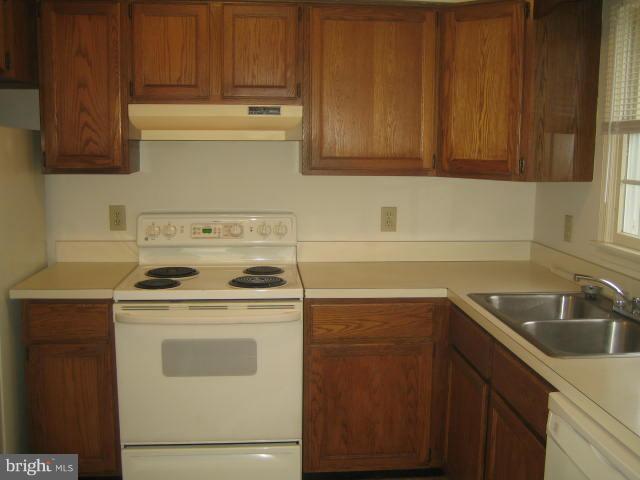 LEEDS SQUARE - Residential Lease