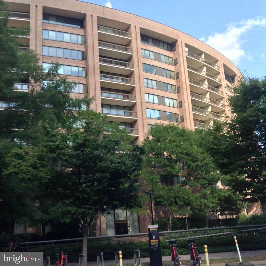 Perfectly situated in Crystal City w/ shops, restaurants & metro. Bright & sunny very spacious 1 bedroom, 1 bathroom. Renovated kit. is gorgeous, new carpet & freshly painted. Liv. & din. room combo very open leads to large balcony w/ nice view. Master has loads of closet & walk in. Washer/Dryer in unit. 1 gar. space, storage unit. Amenities outdoor pool & exercise room!!!