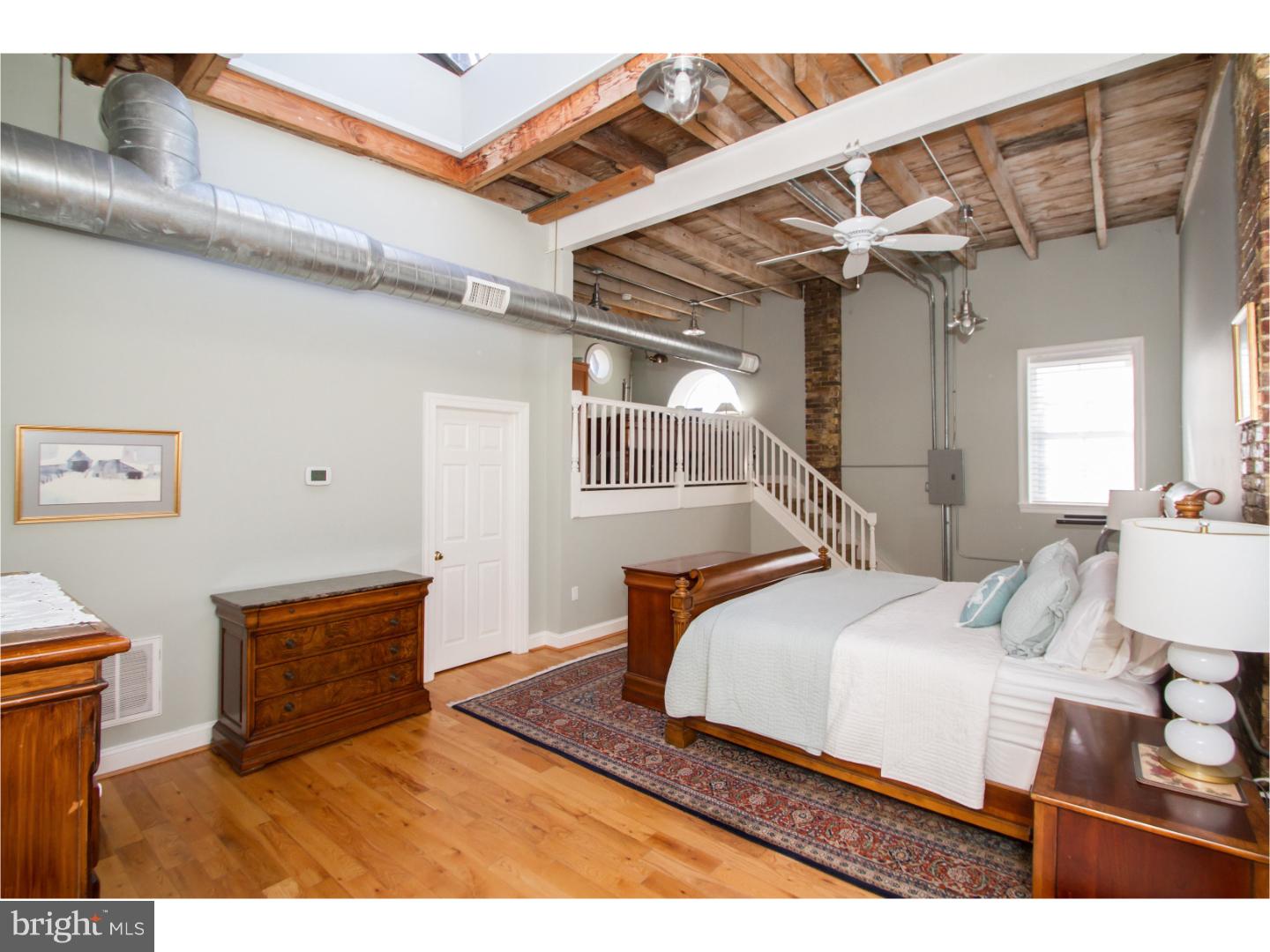 QUEEN VILLAGE - Residential