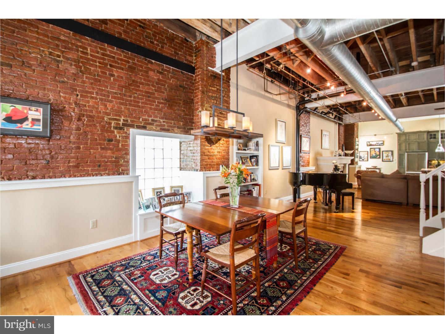 QUEEN VILLAGE - Residential