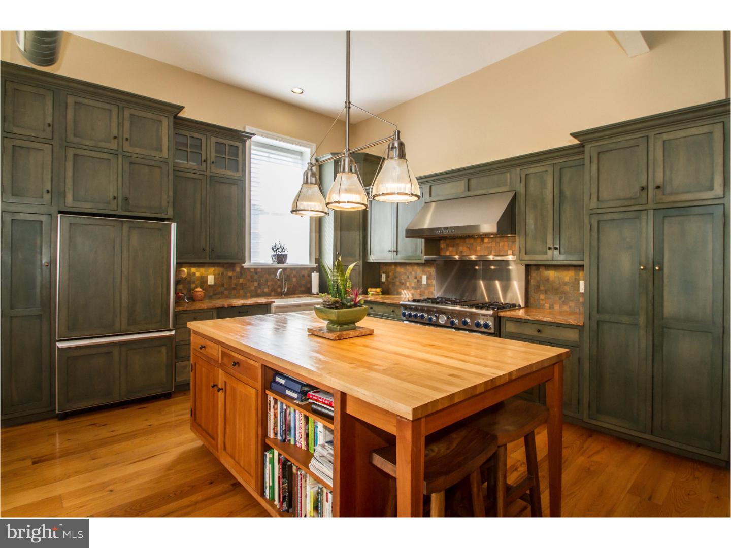 QUEEN VILLAGE - Residential