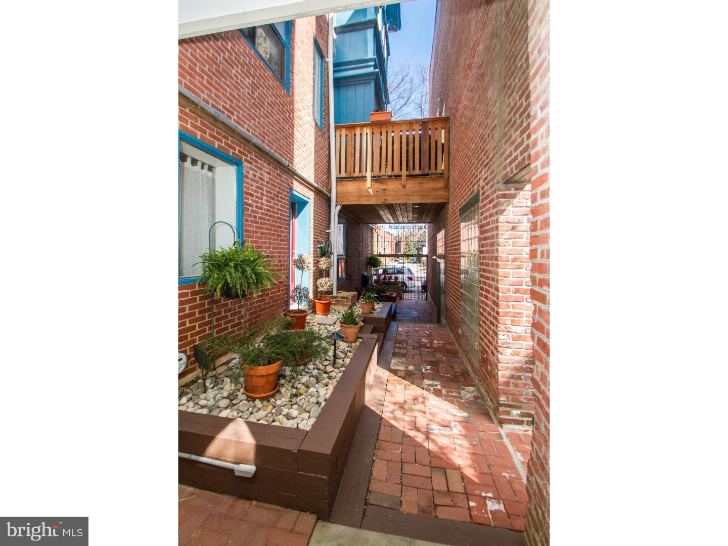 QUEEN VILLAGE - Residential