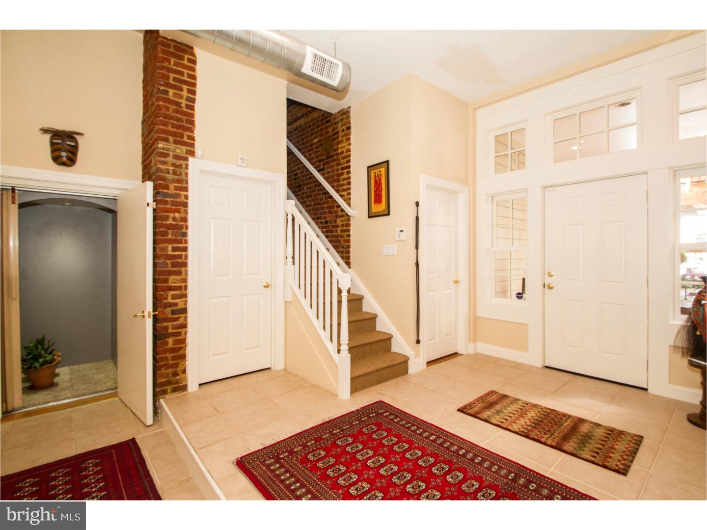 QUEEN VILLAGE - Residential