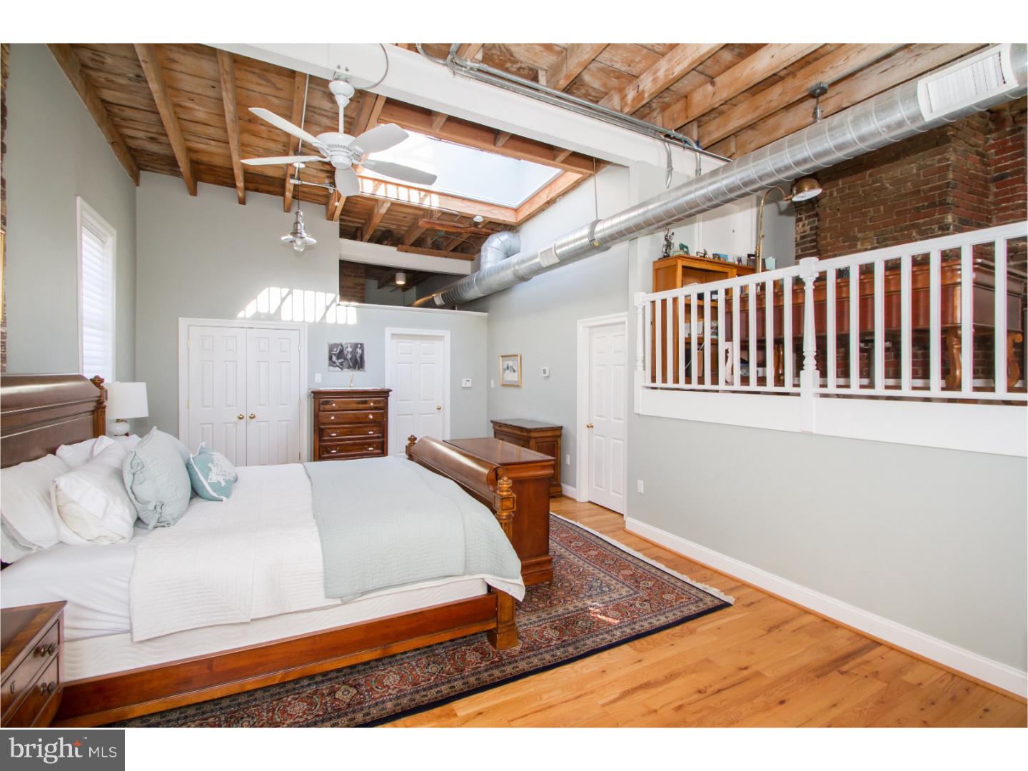 QUEEN VILLAGE - Residential