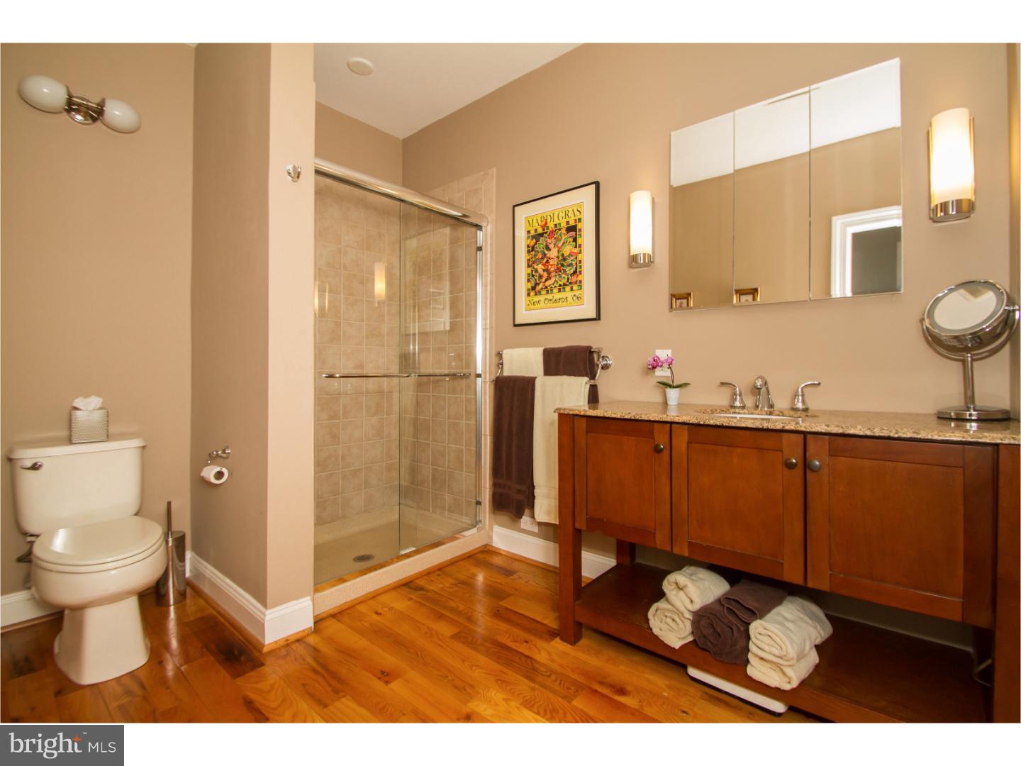 QUEEN VILLAGE - Residential