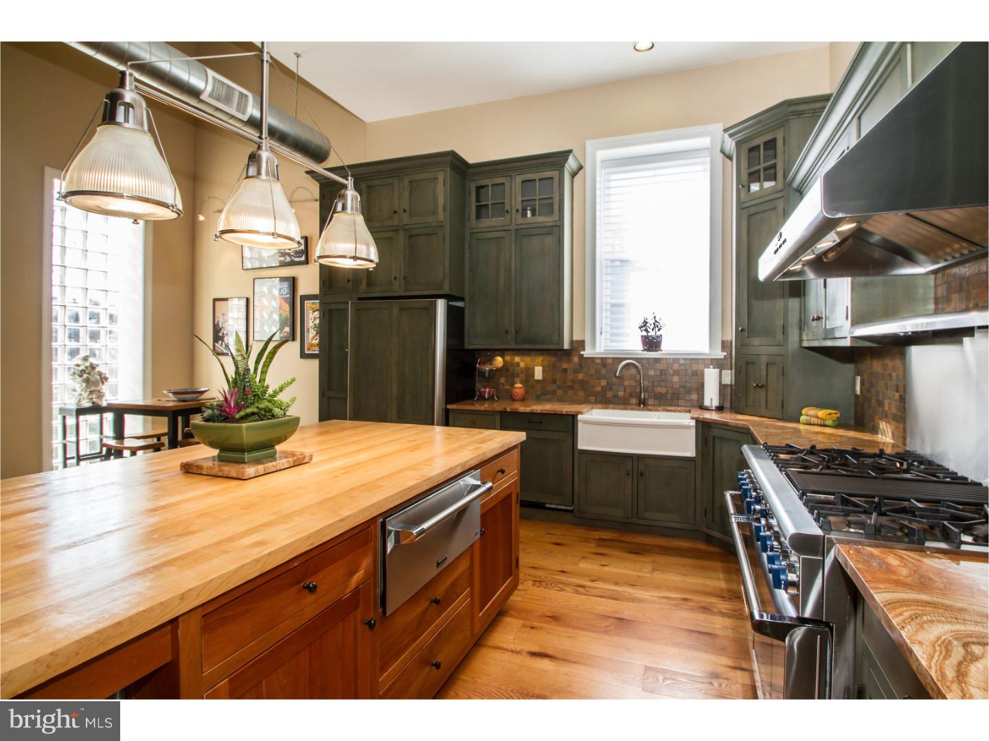 QUEEN VILLAGE - Residential