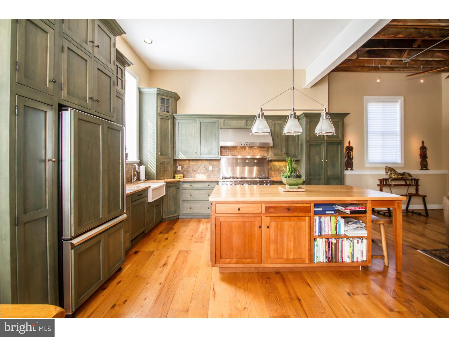 QUEEN VILLAGE - Residential