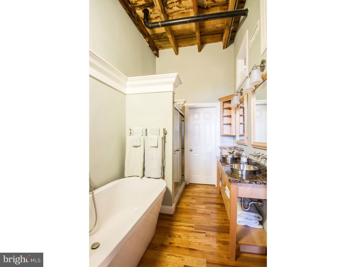 QUEEN VILLAGE - Residential