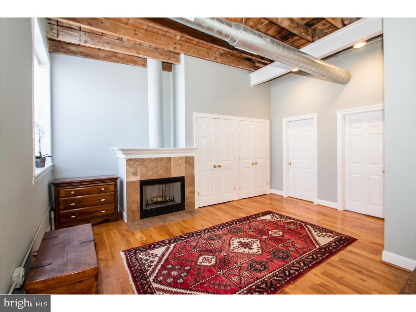 QUEEN VILLAGE - Residential