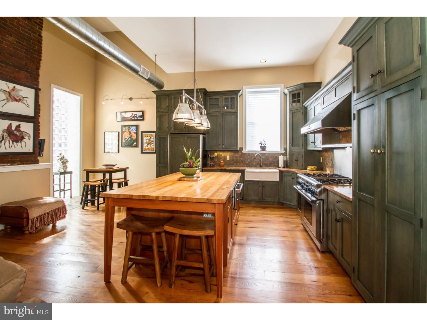 QUEEN VILLAGE - Residential