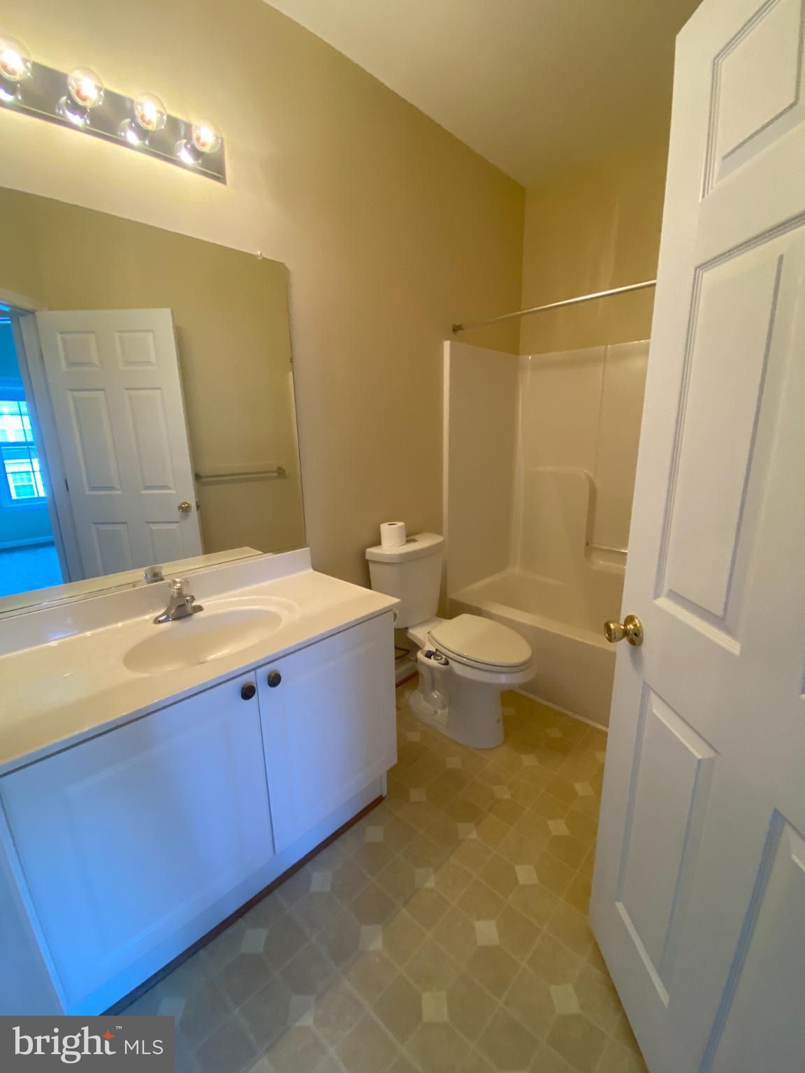 COUNTY GREEN - Residential Lease