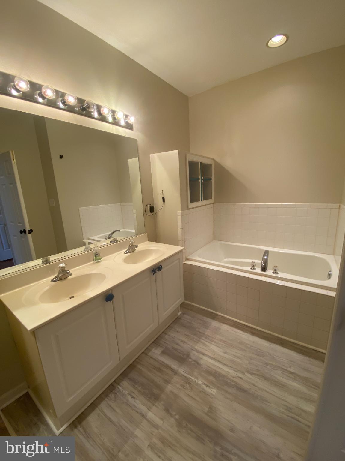 COUNTY GREEN - Residential Lease