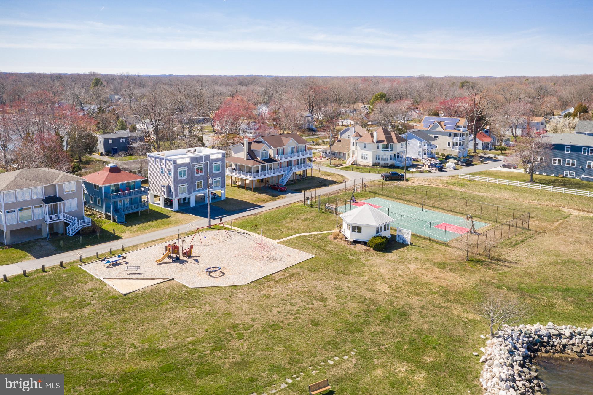 COLUMBIA BEACH - Land