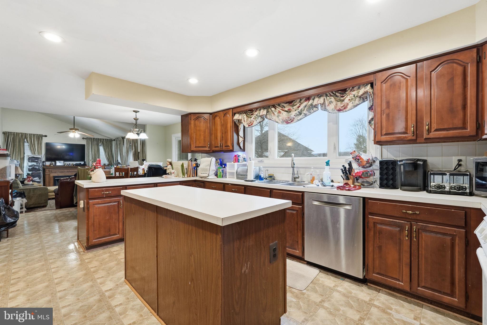 228 WHITNEY PLACE NE