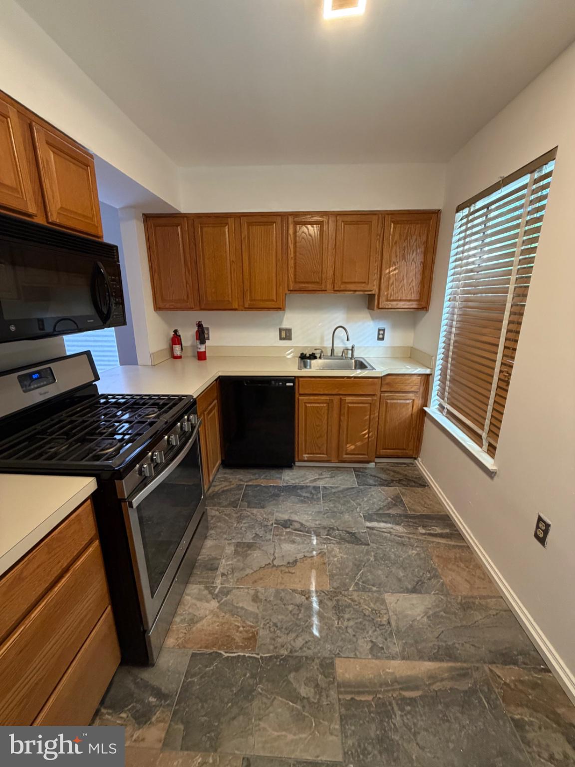 3708 FRANKLIN D ROOSEVELT NE B
