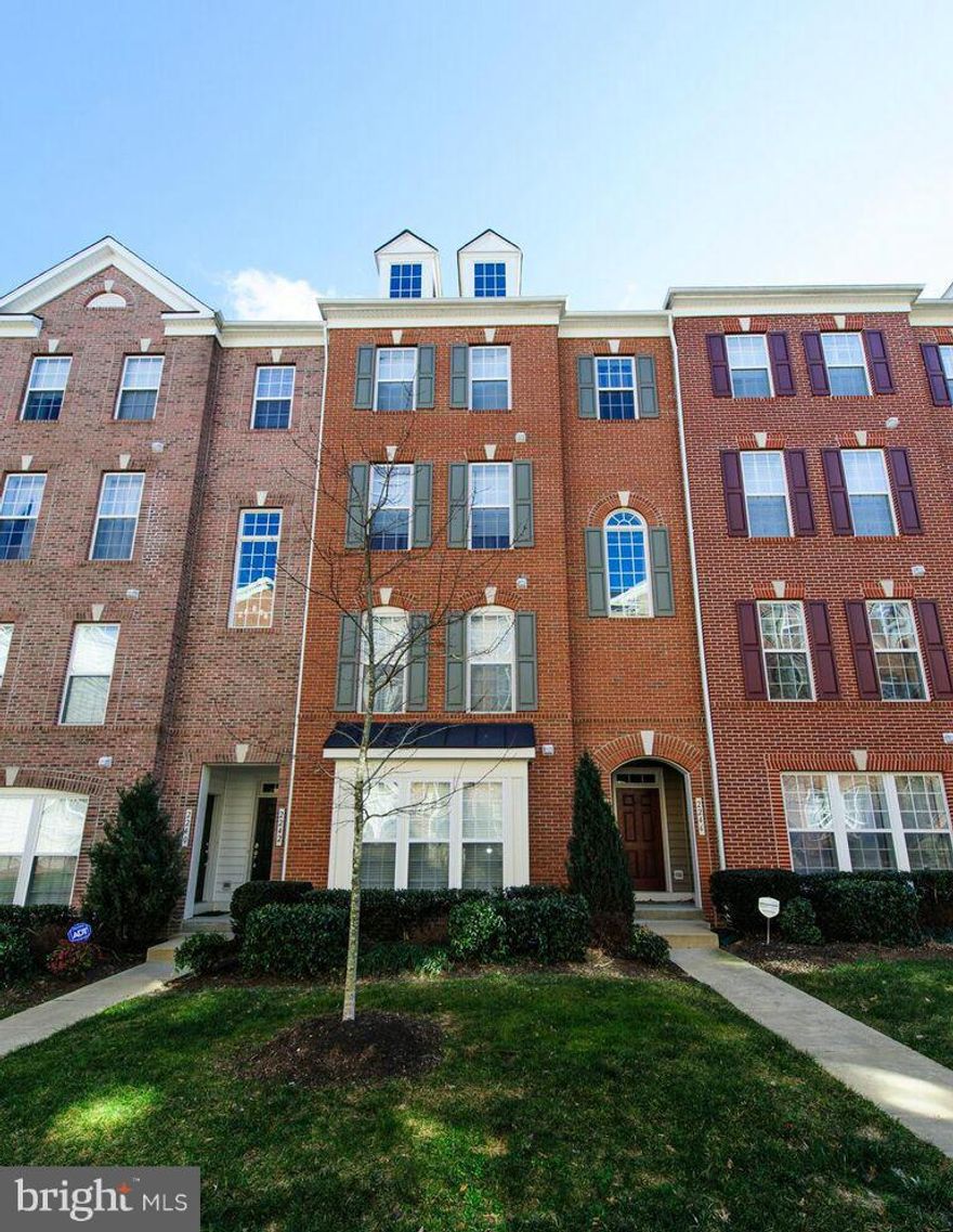 BEST PRICE IN NEIGHBORHOD.......GORGEOUS CONDO in Gated Community, walk to Town Center.  Hardwood floors on main level.  Open living dining rooms.  Gourmet kitchen w/ granite, stainless steel appliances, back splash.  Spacious master bedrm w/ spa like bath, and 2 walk in closets.  Covered deck off of upstairs loft area.  Community indoor/outdoor pools, fitness center, playground, Quantico/Belvoir.