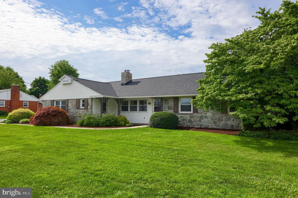 Photo of 716 W NEWPORT RD, LITITZ, PA 17543 (MLS # PALA2037024)