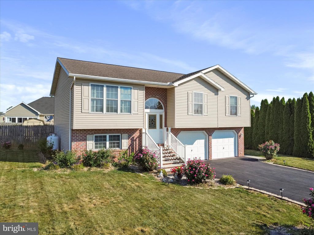 Photo of 1123 Ashton Dr, SHIPPENSBURG, PA 17257 (MLS # PAFL2029830)