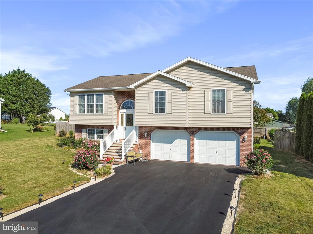 Photo of 1123 Ashton Dr, SHIPPENSBURG, PA 17257 (MLS # PAFL2029830)