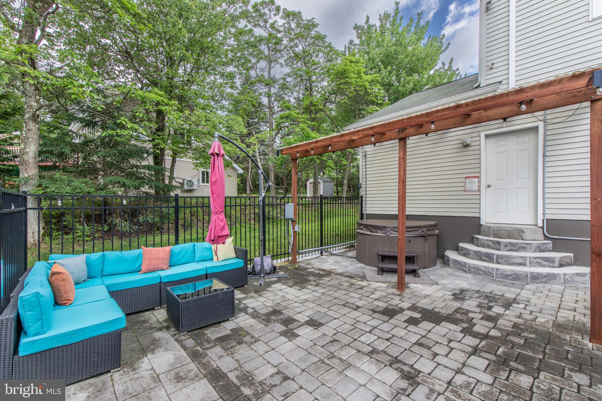 EMERALD LAKES - Residential