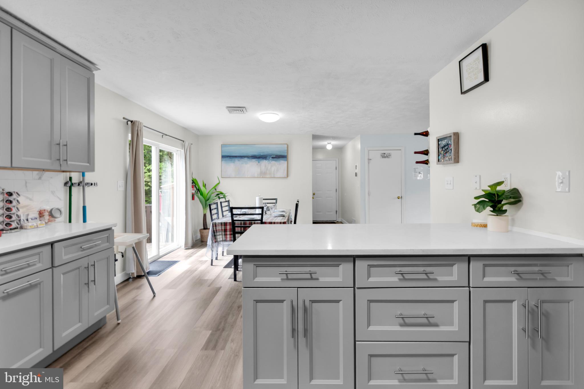 EMERALD LAKES - Residential