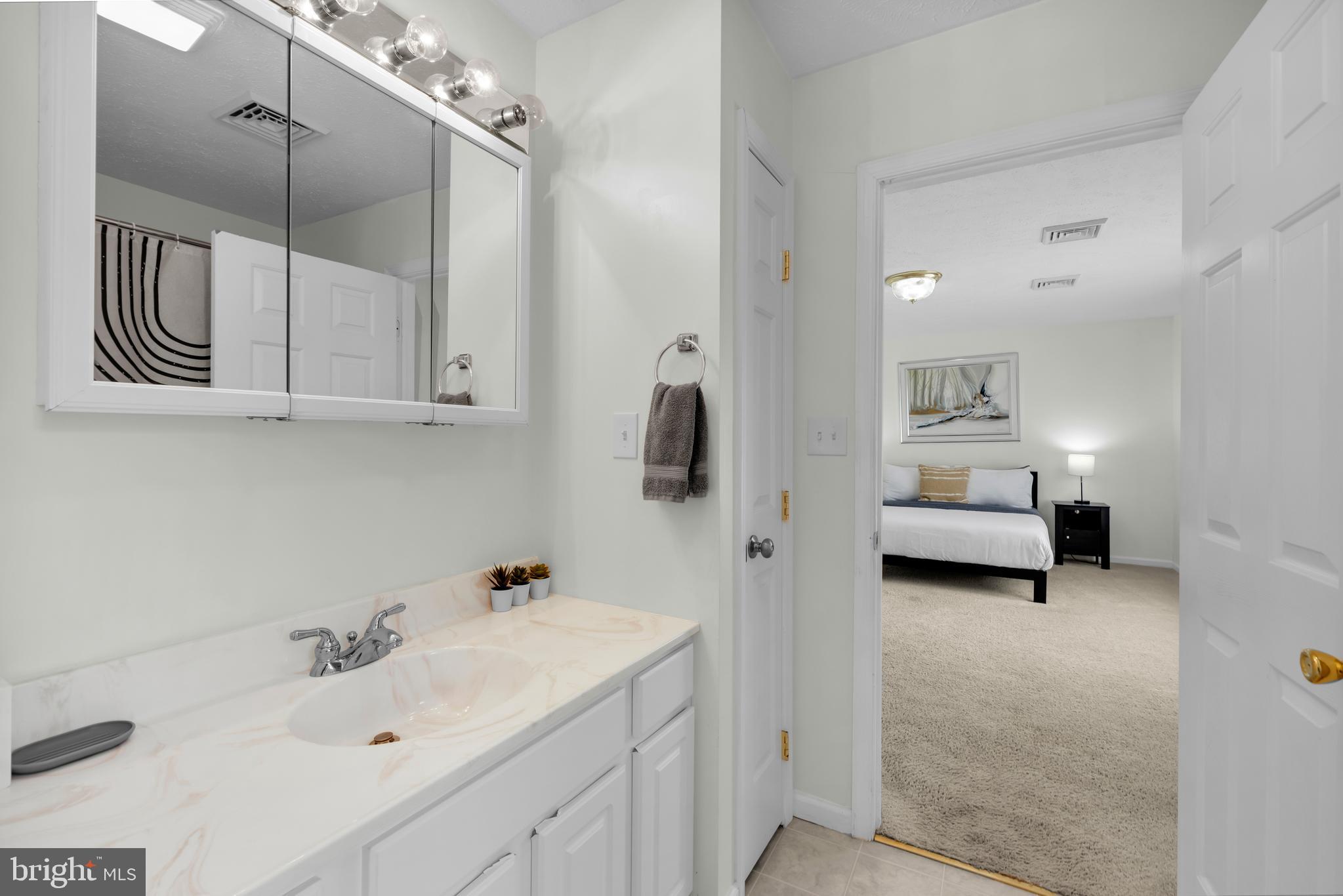 EMERALD LAKES - Residential