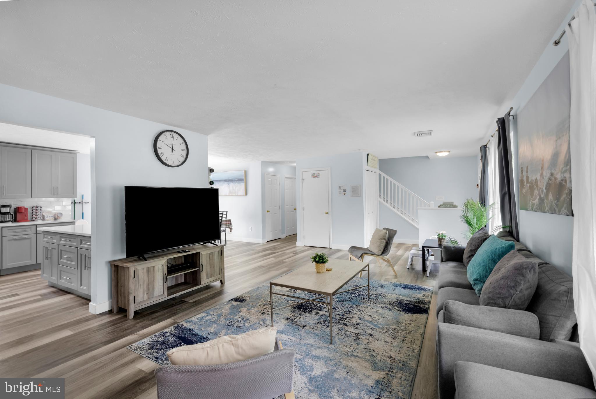 EMERALD LAKES - Residential