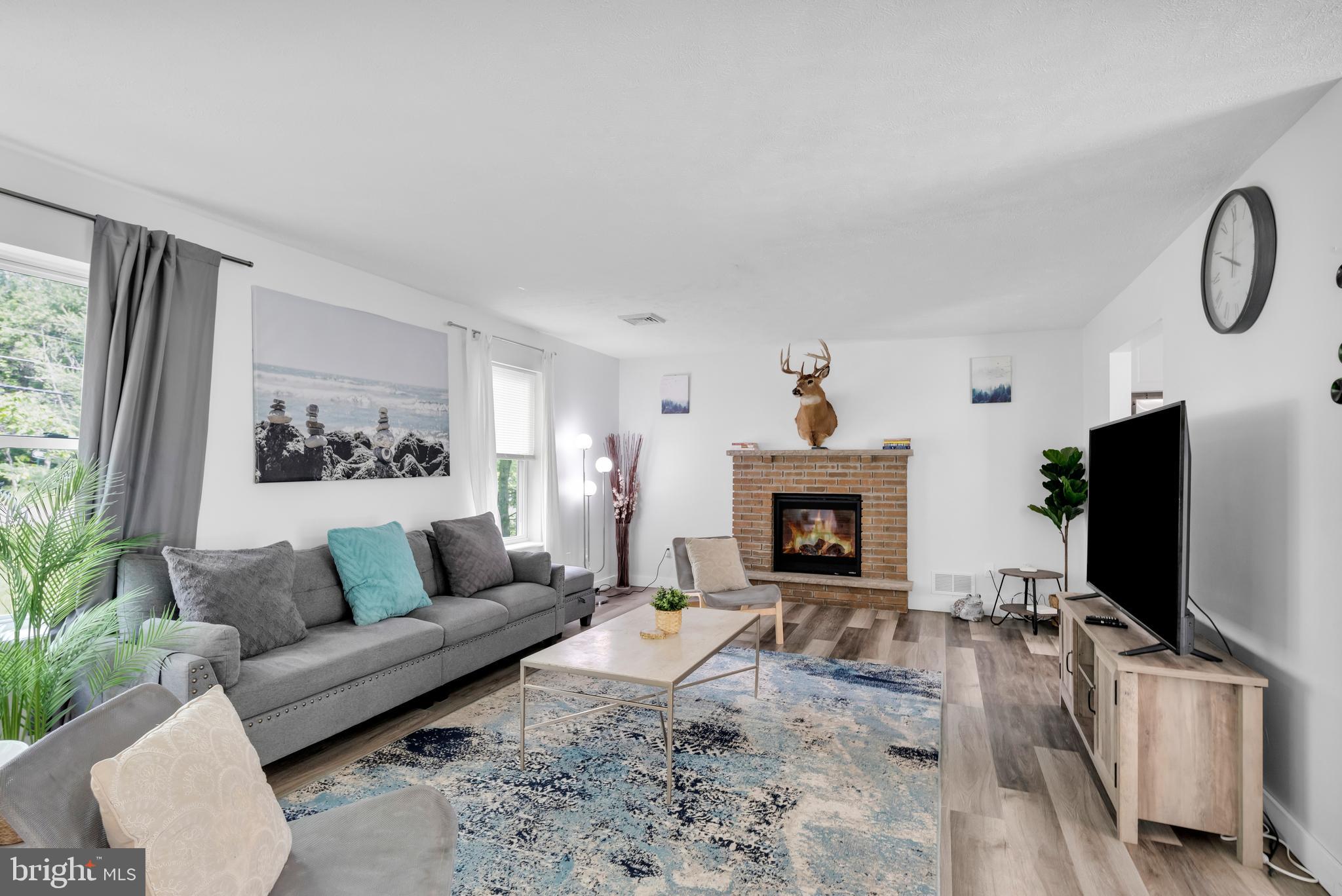 EMERALD LAKES - Residential