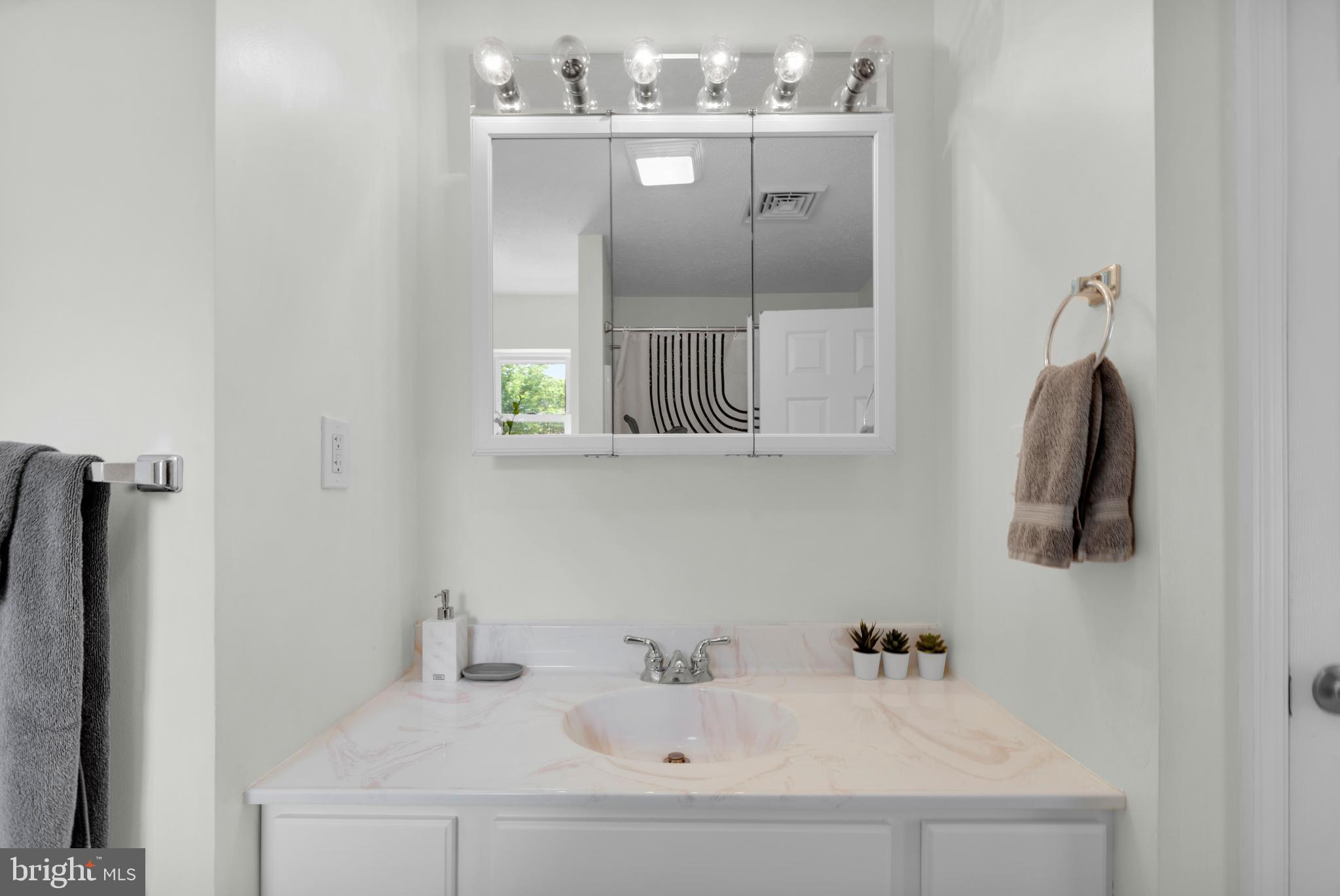 EMERALD LAKES - Residential