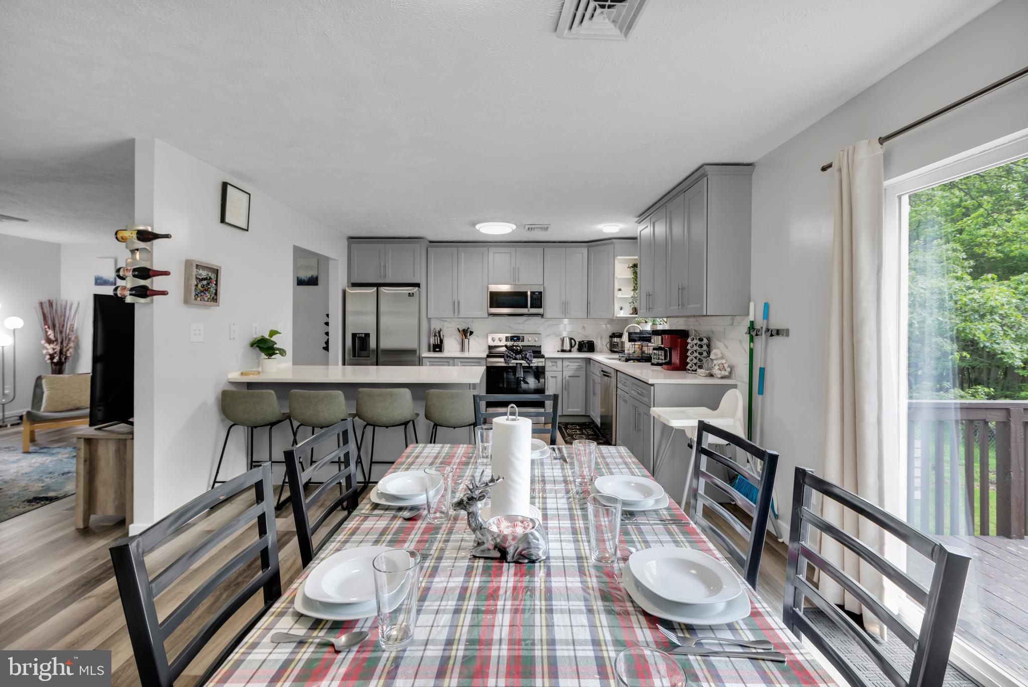 EMERALD LAKES - Residential