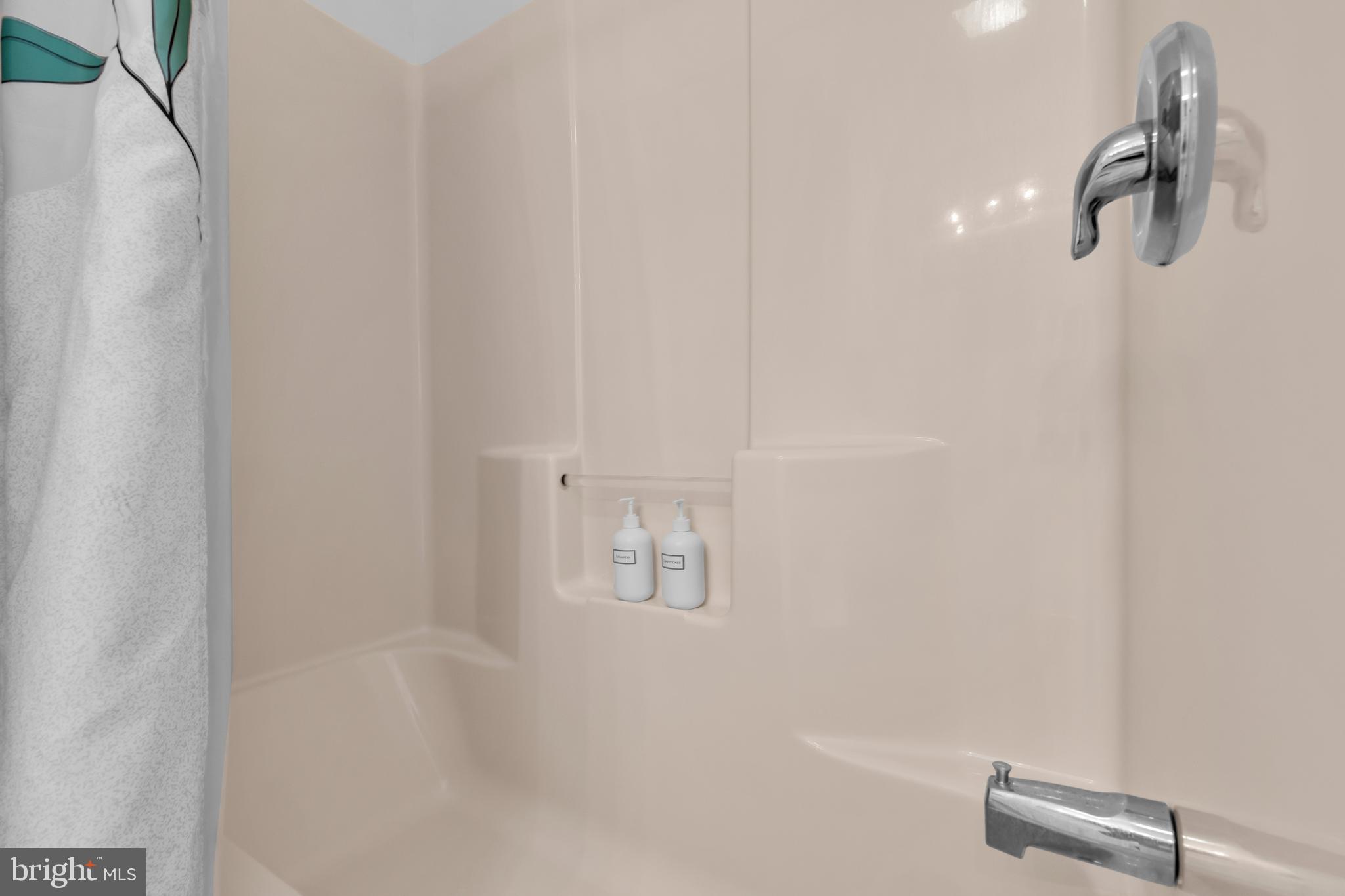 EMERALD LAKES - Residential